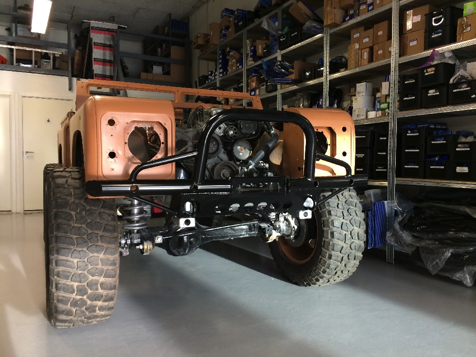 Defender under opbygning på værkstedet